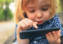 První kroky, první kliky: jak displej mobilu ovlivňuje vývoj dítěte
