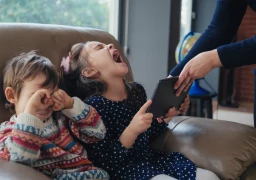 Tablet v kočárku, pohádka u jídla: Kolik obrazovek je pro malé děti příliš?