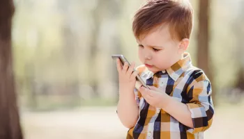 Děti jsou v mobilech mnohem dál než dospělí. Pochopit, jak s nimi pracují, znamená je ochránit