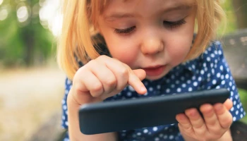 První kroky, první kliky: jak displej mobilu ovlivňuje vývoj dítěte