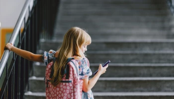 Co dělat, když uvažuji dát dítěti první mobil?