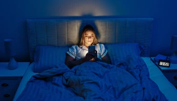 Mozek vs. displej telefonu: večerní souboj, který známe všichni. Jak ho vyhrát?