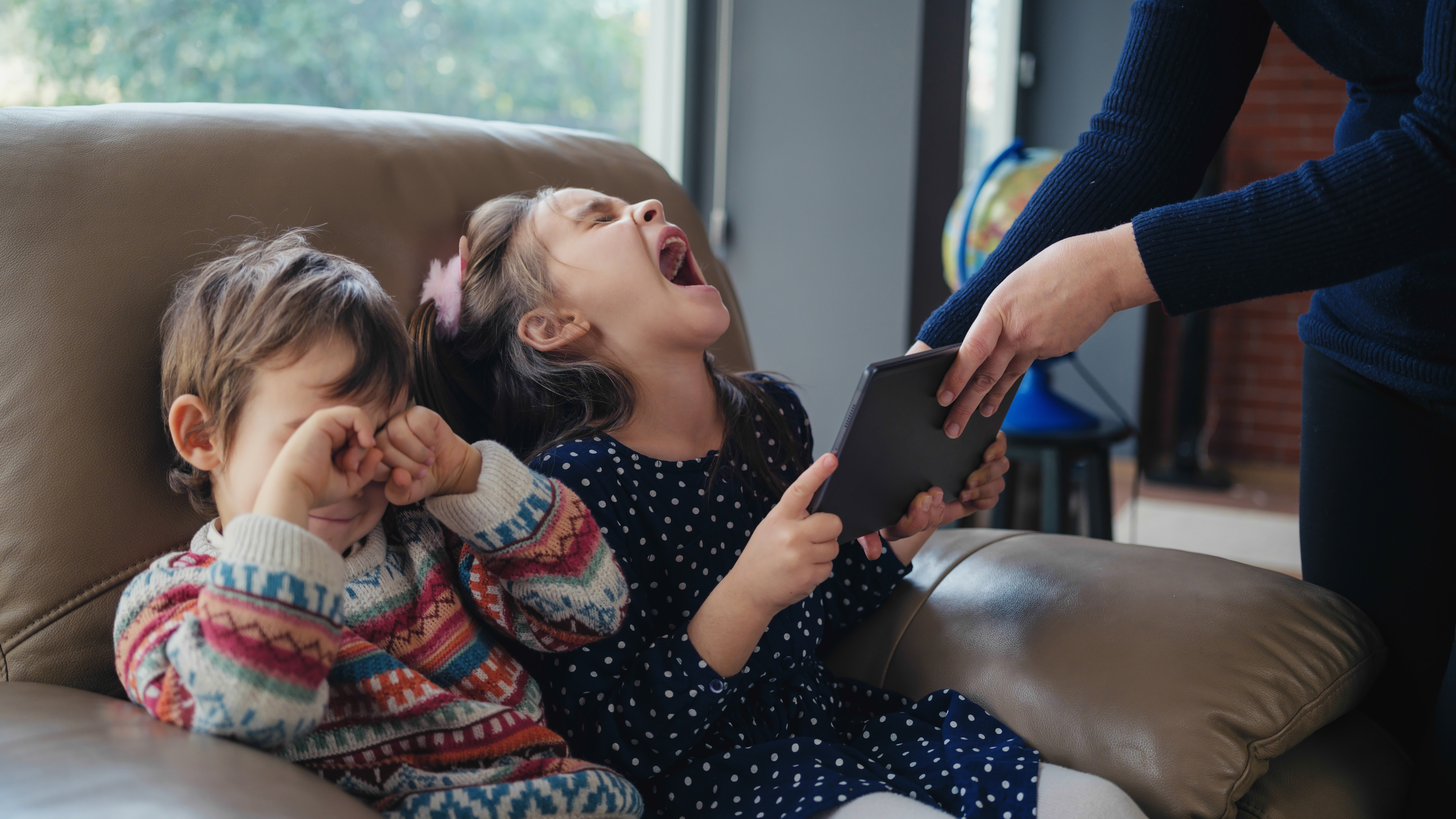 Tablet v kočárku, pohádka u jídla: Kolik obrazovek je pro malé děti příliš?