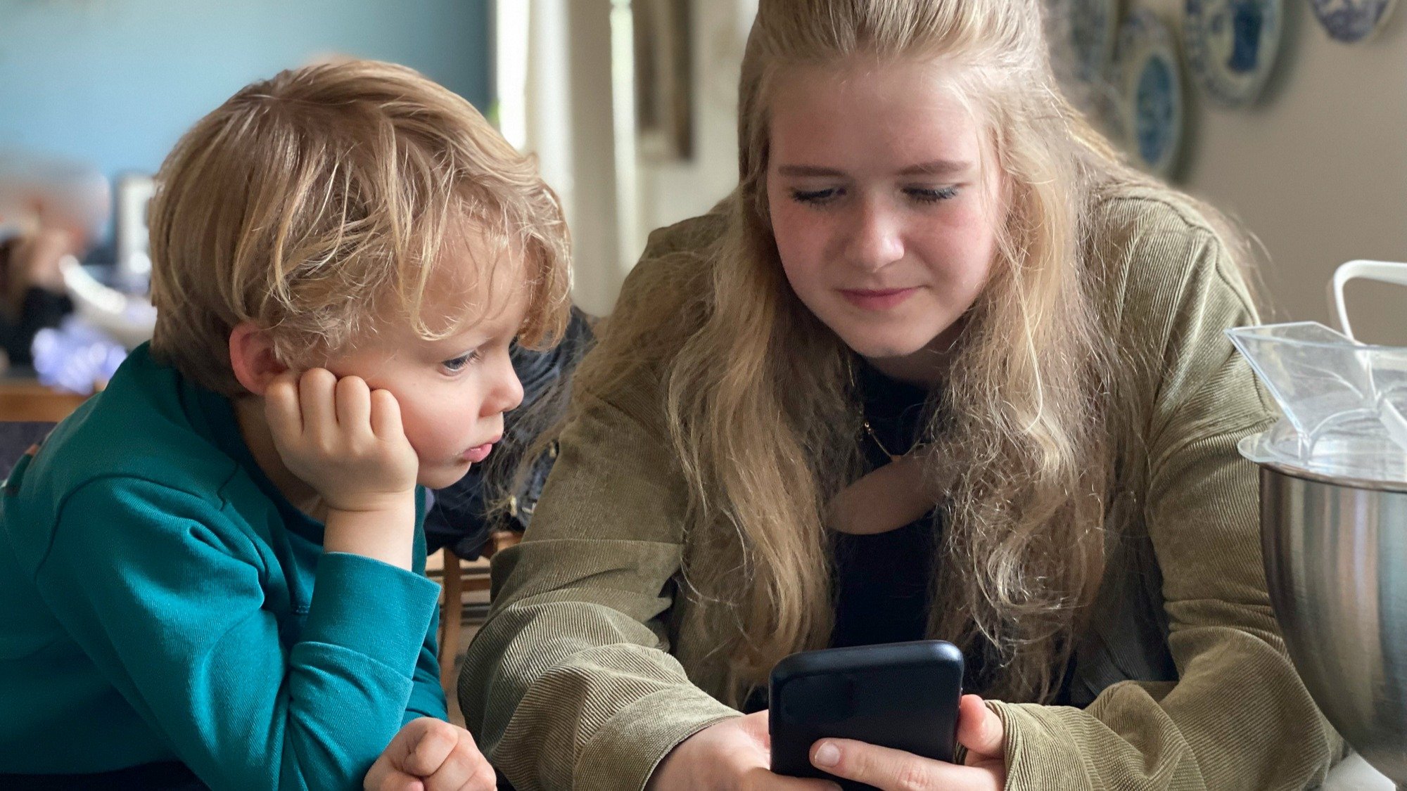 „Když může on, proč ne já?“ Co dělat, když mladší sourozenec vyžaduje stejná pravidla pro používání telefonu