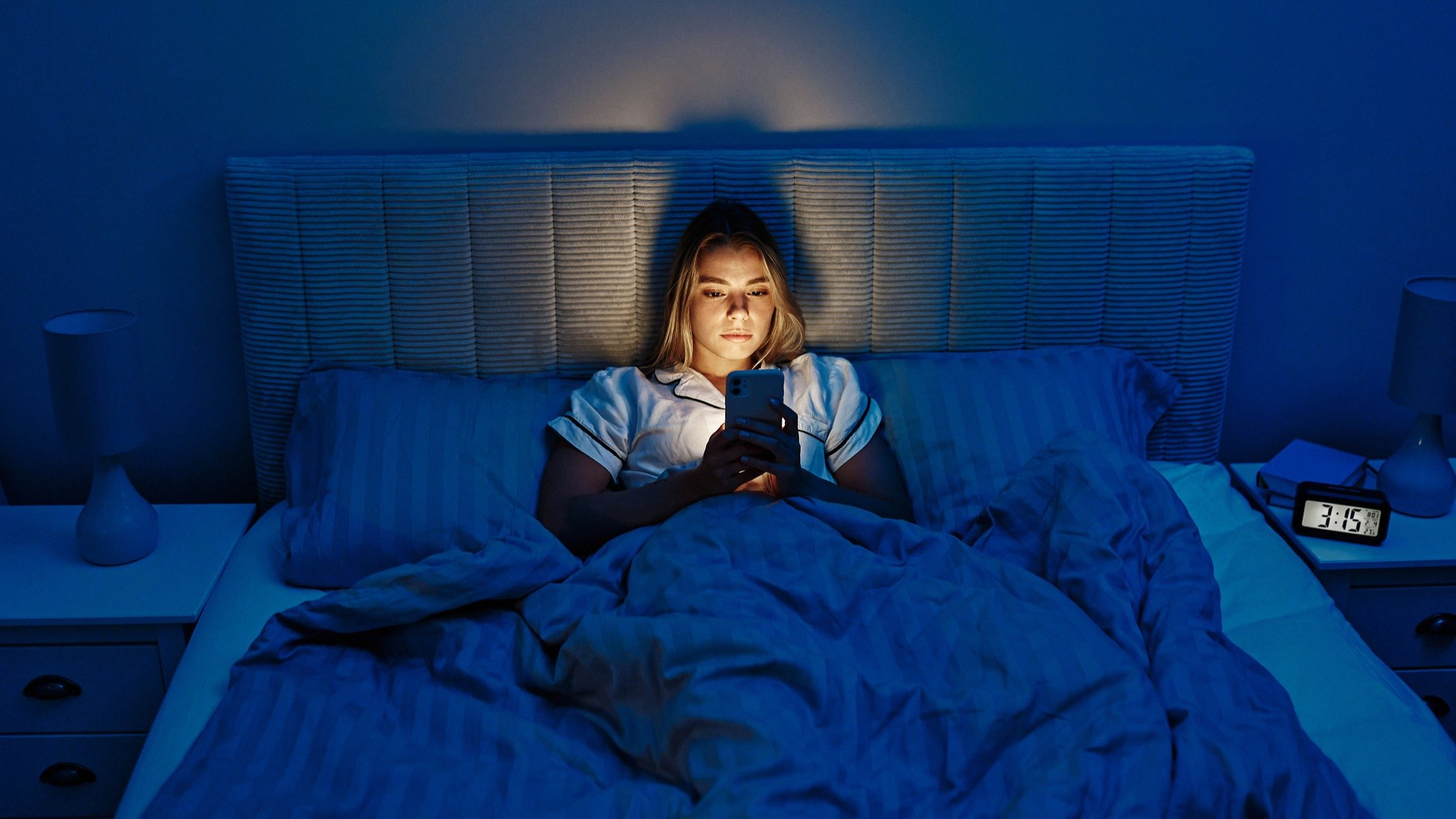 Mozek vs. displej telefonu: večerní souboj, který známe všichni. Jak ho vyhrát?