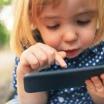 První kroky, první kliky: jak displej mobilu ovlivňuje vývoj dítěte