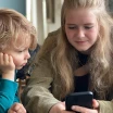 „Když může on, proč ne já?“ Co dělat, když mladší sourozenec vyžaduje stejná pravidla pro používání telefonu