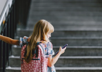 Co dělat, když uvažuji dát dítěti první mobil?