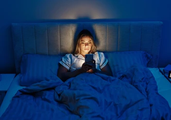 Mozek vs. displej telefonu: večerní souboj, který známe všichni. Jak ho vyhrát?